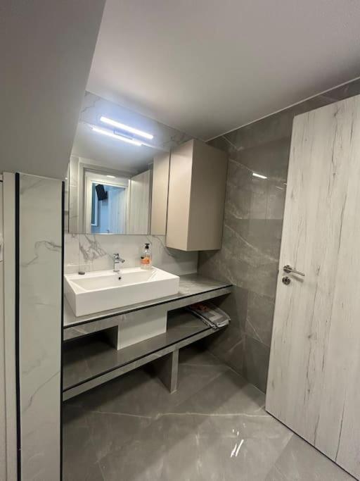 Luxury Apt 5Min To Metro Nikaia ピレウス エクステリア 写真